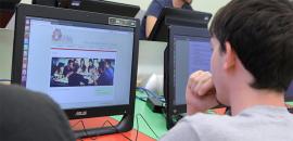 Studente consulta il sito della Scuola