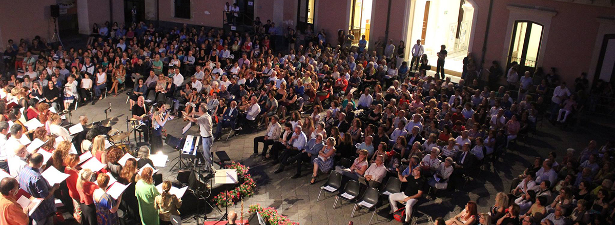 Il coro del Teatro Massimo Bellini alla Scuola Superiore di Catania nel 2016 Il coro del Teatro Massimo Bellini alla Scuola Superiore di Catania nel 2016