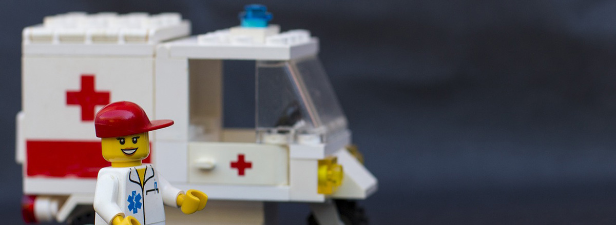 ambulanza e infermiere fatti di lego