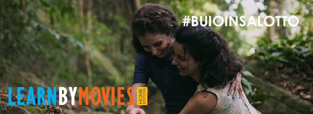 due ragazze ridono e s abbracciano nel bosco