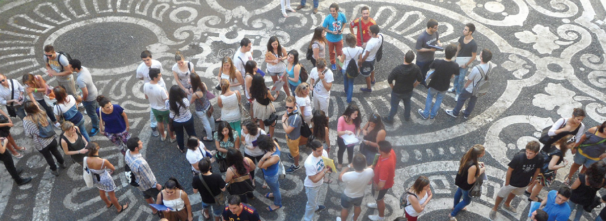 Studenti nel cortile del palazzo centrale