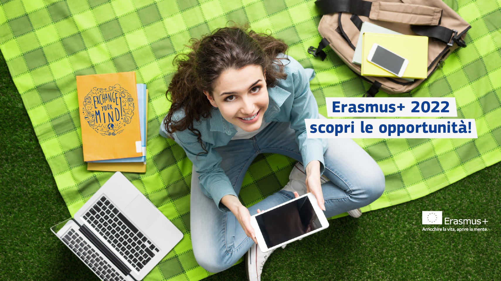 ragazza seduta su un prato