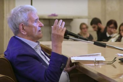 Il prof. Luperini nell‘auditorium dei Benedettini