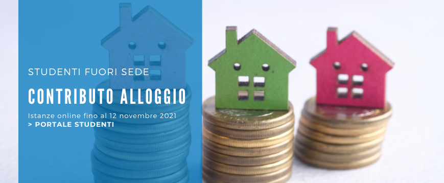 casetta di legno su pila di monete