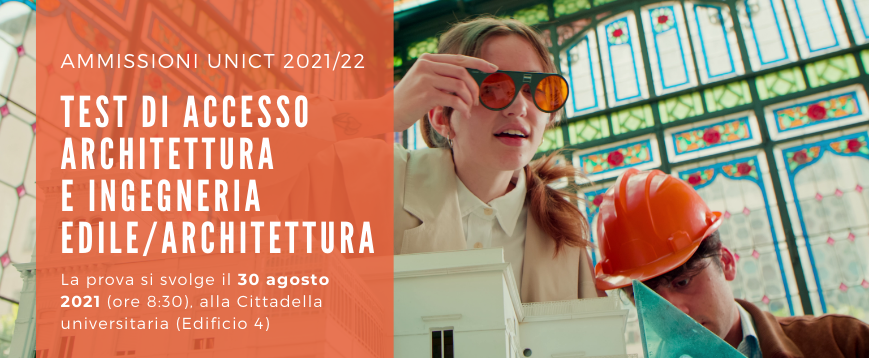 Due ragazzi esaminano un plastico