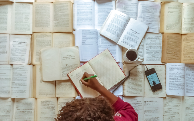 ragazza china sui libri