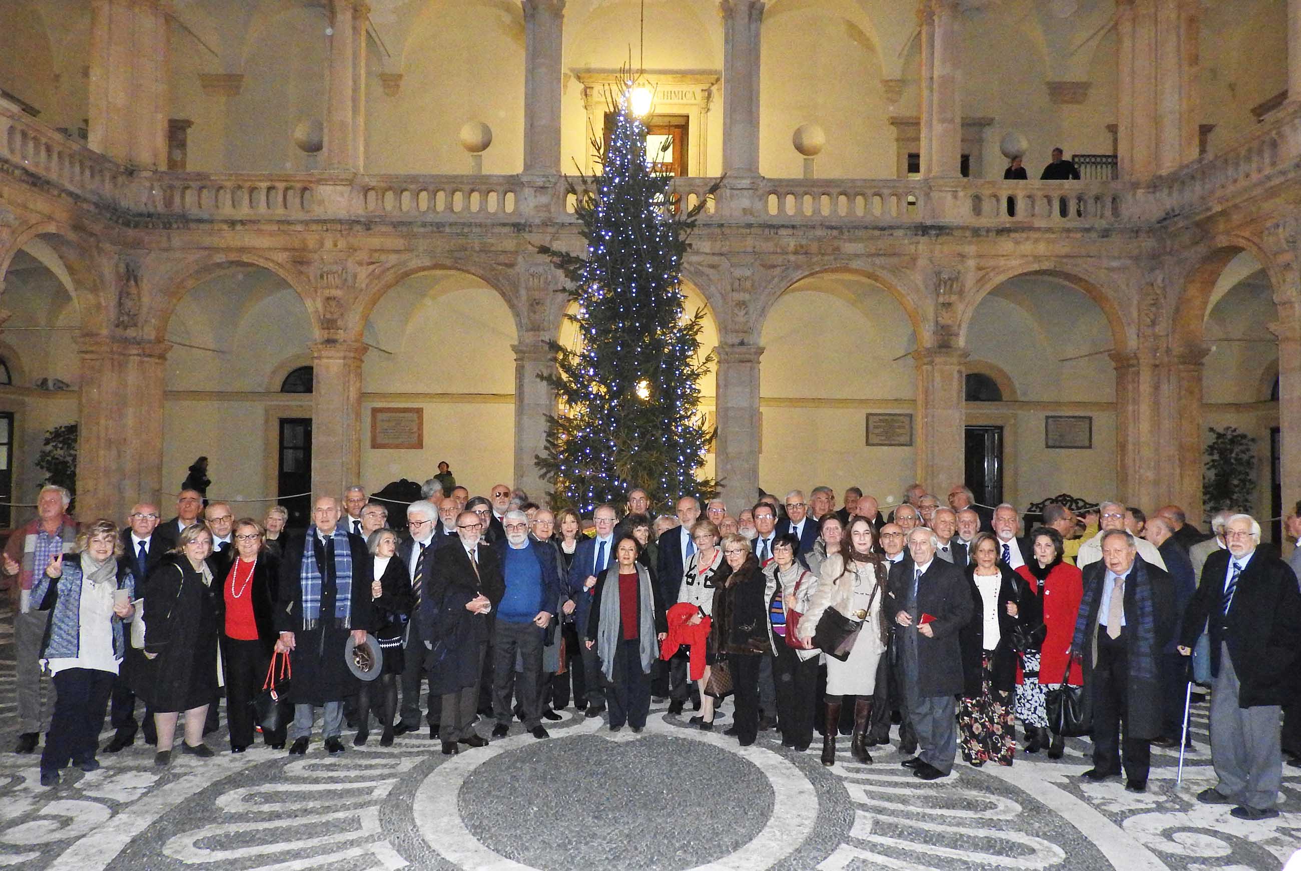 Foto ricordo davanti all'albero di Natale 2017