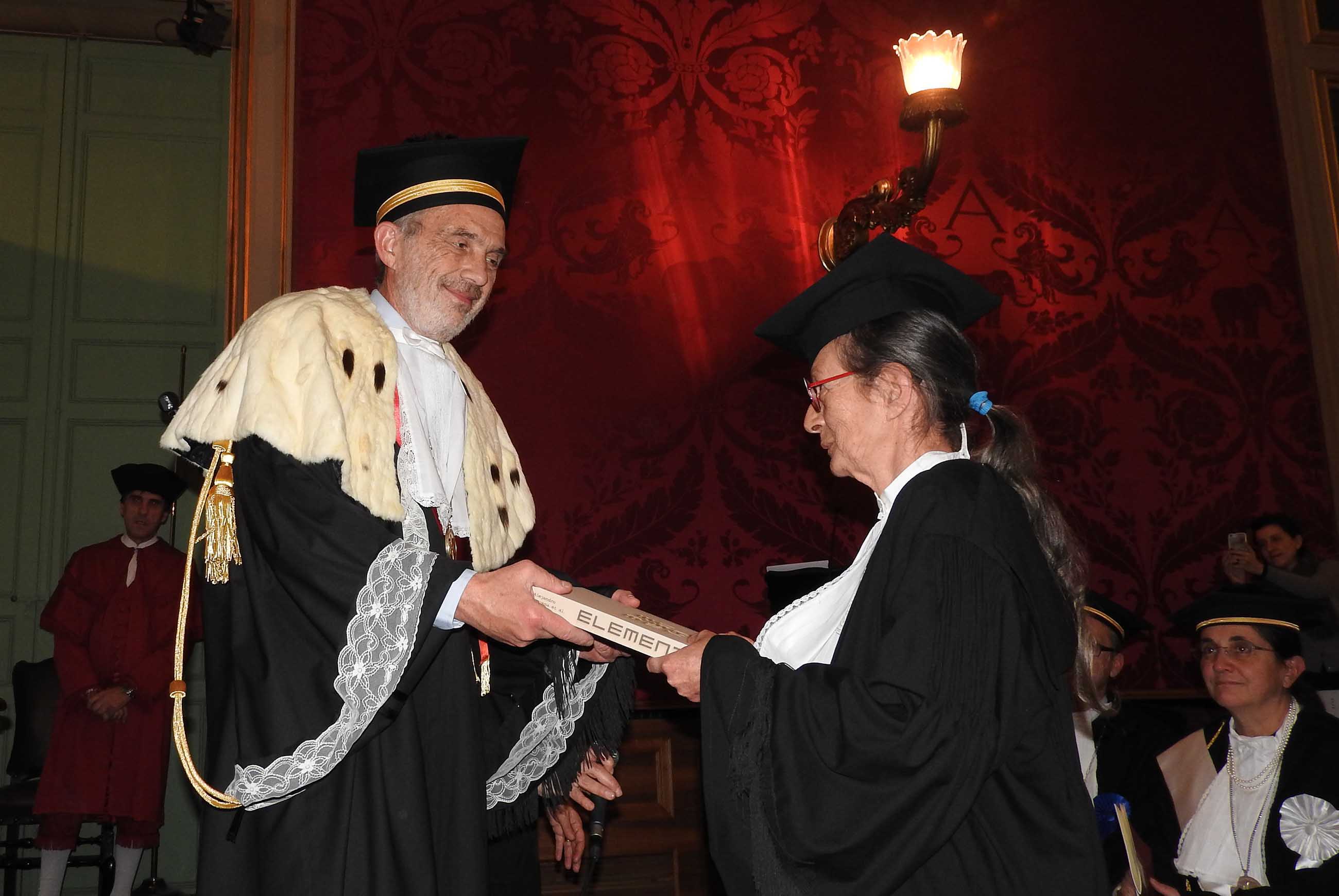 Il rettore Basile consegna il libro a Maria Giuseppina Grasso Cannizzo