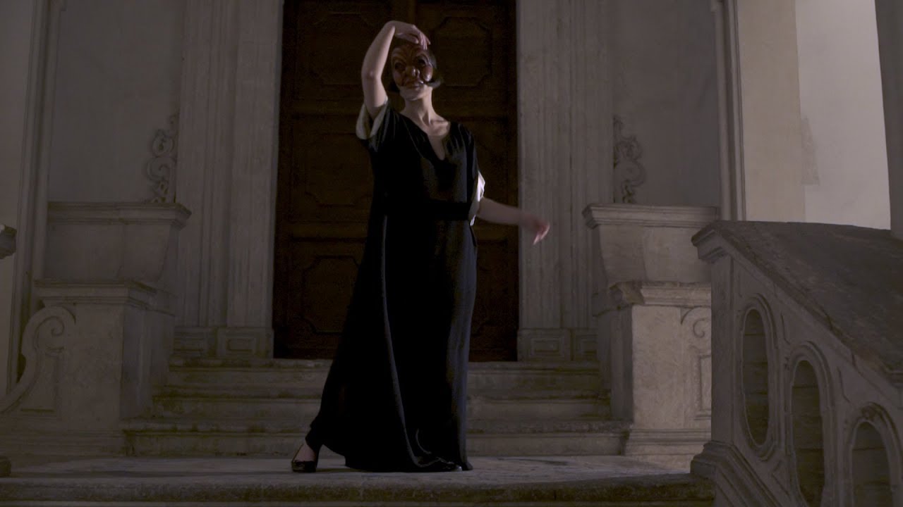 Attrice con maschera al monastero dei benedettini