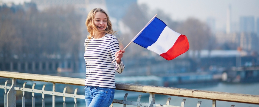 ragazza sventola bandiera