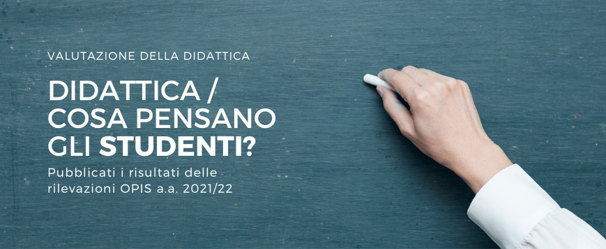 mano scrive alla lavagna