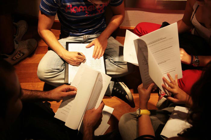 Studenti consultano bandi, regolamenti e application form