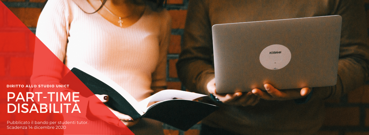 due studenti con libro e pc