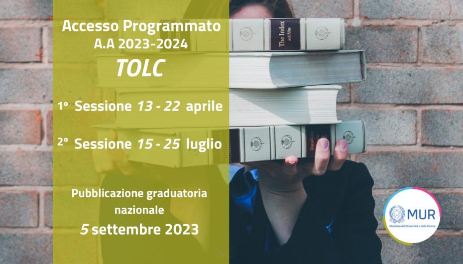 ragazza tiene dei libri