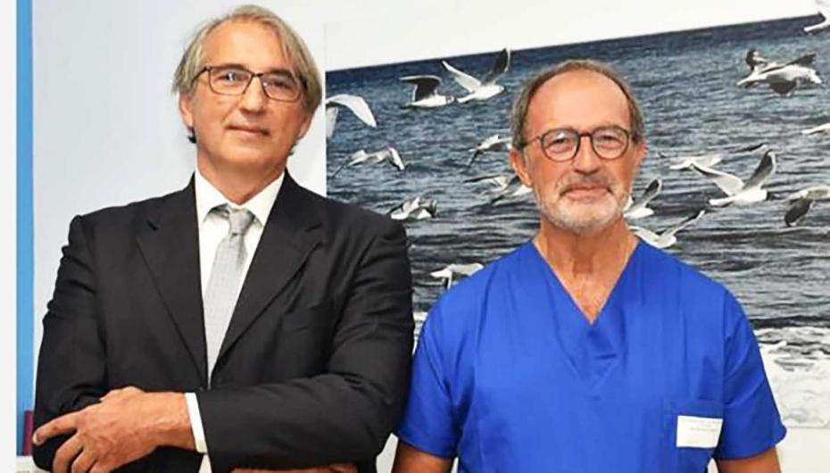 due persone in piedi