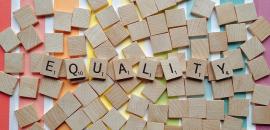 tessere di legno compongono la parola "equality"