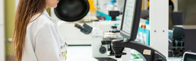 ricercatrice in laboratorio