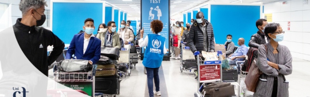 donna accoglie rifugiati in aeroporto