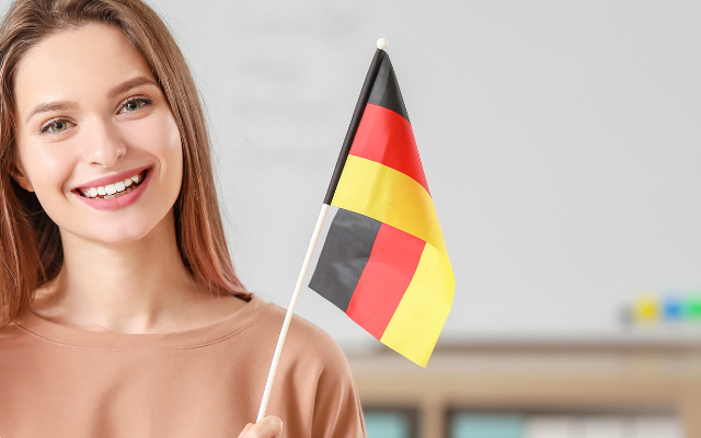ragazza con bandiera tedesca