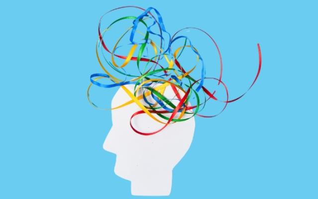 fili colorati su una testa