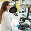 ricercatrice in laboratorio