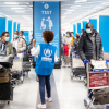 donna accoglie rifugiati in aeroporto