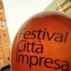 Palloncino con scritta "Festival Città Impresa"