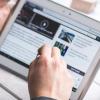 utente naviga in rete tramite tablet