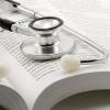 libro con stetoscopio