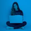 ragazza con il computer sulle gambe