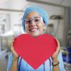 infermiera con cuore di cartoncino in mano