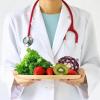 medico con vassoio di alimenti in mano