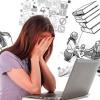 ragazza con mani sul viso e computer