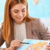 donna con carta geografica