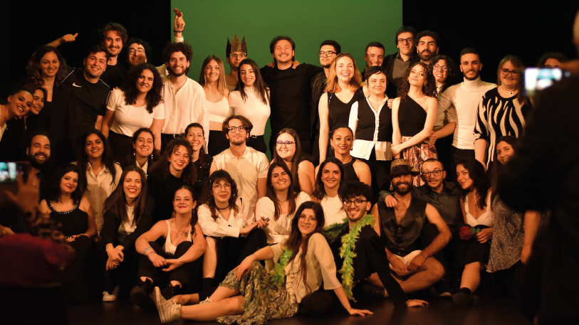 ragazzi e ragazze in posa